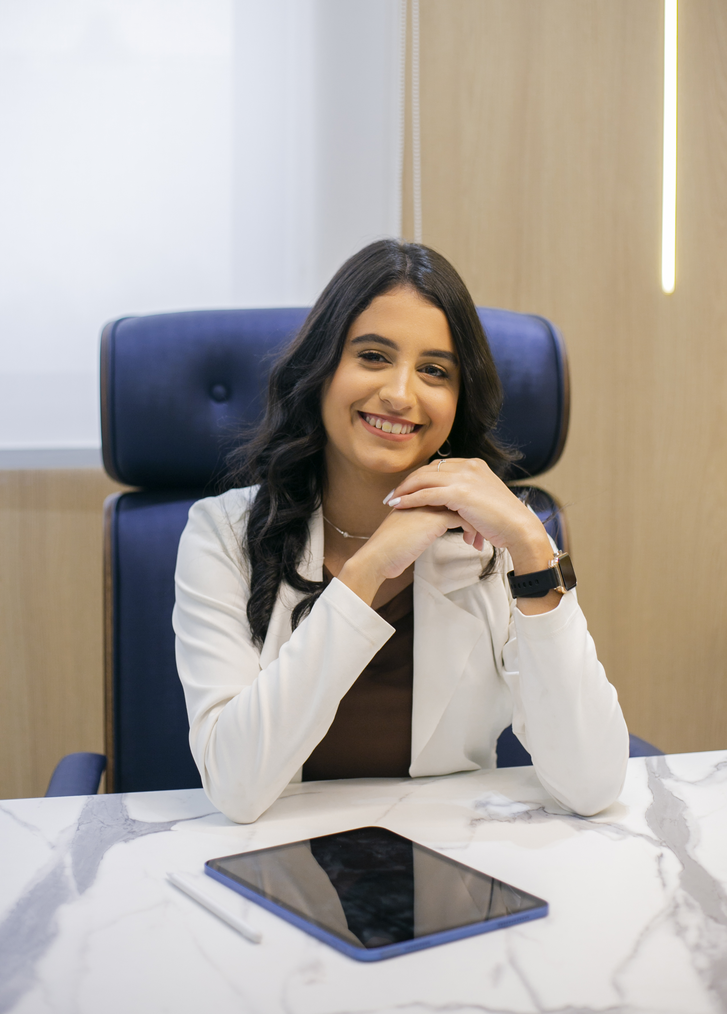 Thaise Cristinne sorrindo em seu consultório